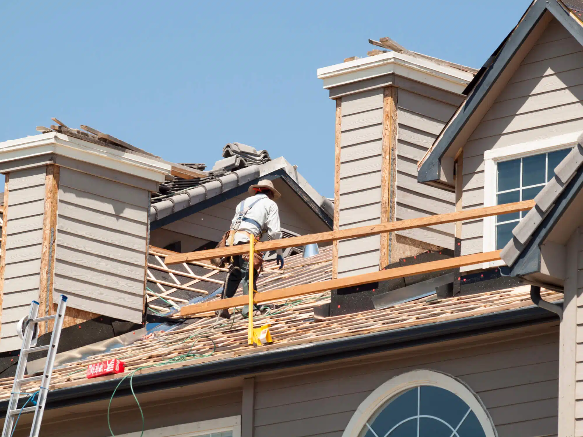 worker working on the roof
